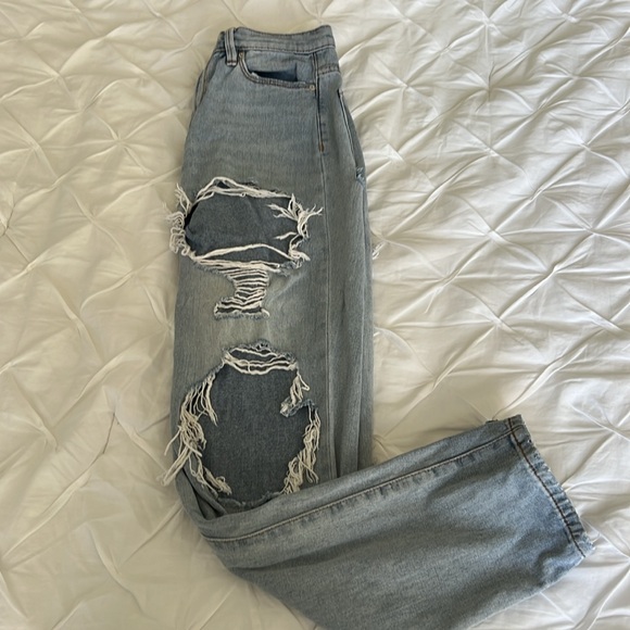Baggy Distressed Jeans - Picture 2 of 3